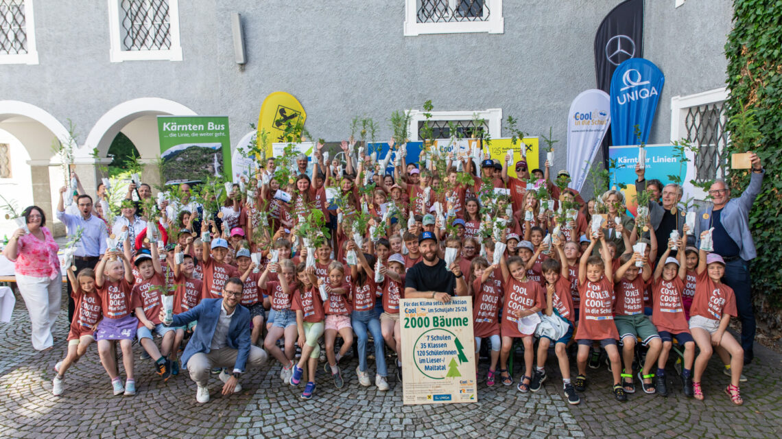 Gruppenfoto Schüler & Ehrengaeste mit den Setzlingen. Foto: Bacher Reisen-Gernot Gleiss