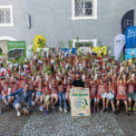Gruppenfoto Schüler & Ehrengaeste mit den Setzlingen. Foto: Bacher Reisen-Gernot Gleiss