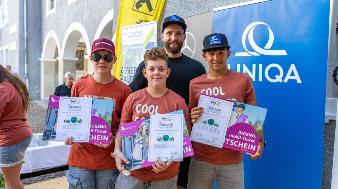 Die besten Schulbusschueler mit Marco Schwarz Foto: Bacher Reisen Gernot Gleiss