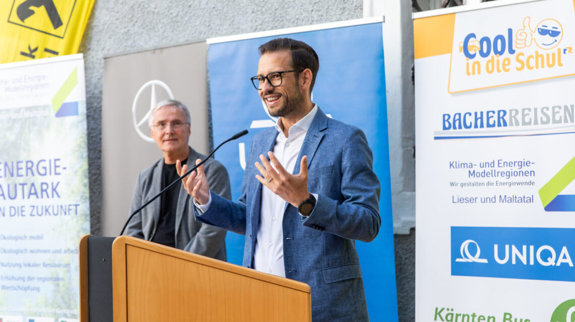 Cool in die Schul' Mobilitätslandesrat Landesrat Sebastian Schuschnig motiviert die Klimaschülerinnen Foto: Bacher Reisen Gernot Gleiss