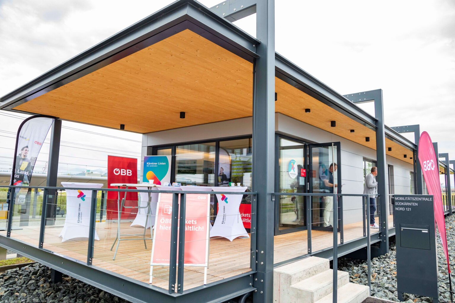 Kundenbüro Kaerntner Linien mit überdachtem Terassenbereich