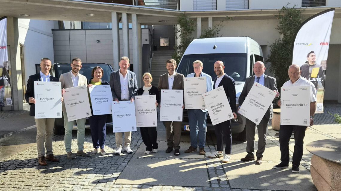 Gruppe von Personen hält Schilder mit Ortsnamen in Griffen, Kärnten